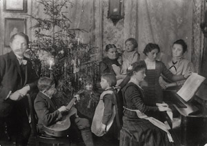 Lot 4305, Auction  112, Sander, August, Weihnachten (The Sander family at Christmas)