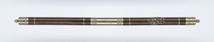 Lot 2734, Auction  118, Berg, C, Grobin, Dunkelbrauner zylindrischer Ebenholzstab mit zwei metallenen, versilberten ziselierten Endbeschlägen 