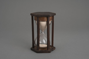 Lot 1581, Auction  120, Stundenglas, Historische Sanduhr. Glaskorpus mit zwei über ein Öhr verbundene Kolben