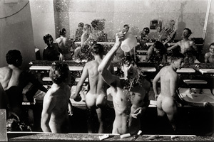 Lot 4225, Auction  122, McBride, Will, Jungs schmeißen Wasser auf sich, Schule Schloss Salem