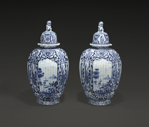 Lot 6347, Auction  122, Delfter Vasen, Ein Paar großer Delfter Deckelvasen