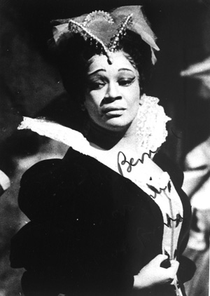 Lot 467, Auction  127, Wagner Festspiele Bayreuth, 4 Alben mit teils signierten Fotografien von Schauspielern und Theaterszenen