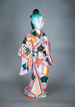 Lot 628, Auction  127, Kakiemon Figur, Kakiemon Figur einer Schreitenden Geisha mit Fächer. 