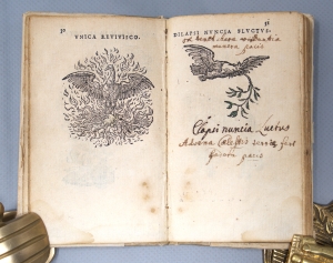 Los 1175 - Paradin, Claude - Devises Heroiques. Lyon, Jean de Tournes, 1551. - Erste Ausgabe der ersten Sammlung von Sinnbildern, die zur Erklärung verschiedener Embleme dienen - 12 - thumb