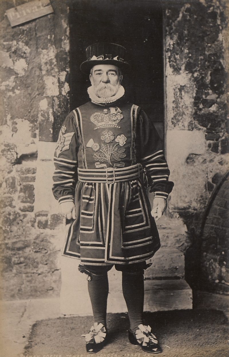 Lot 159, Auction 127, London, Privates Fotoalbum mit 14 kartonierte Blätter mit 26 montierten Fotografie