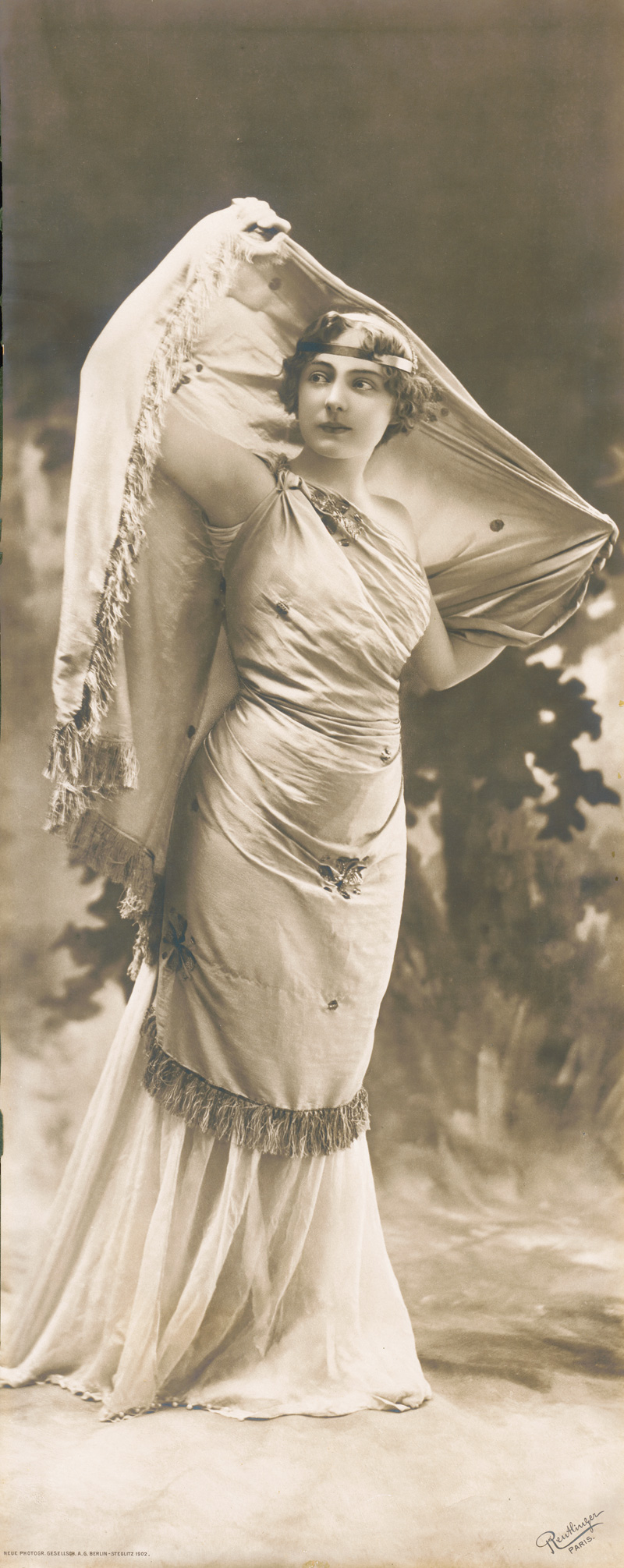 Lot 3405, Auction 127, Reutlinger, Léopold-Emile, Vintage Photographie einer Künstlerin im Kostüm